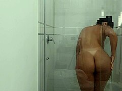 Latino nevlastná sestra je zachytená skrytou kamerou, ako sa sprchuje s veľkým zadkom