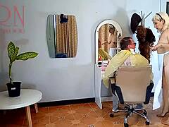 Zwodnicza fryzjerka zaskakuje klienta na nudystycznym kurorcie