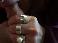 La femme mûre fait une pipe époustouflante dans une vidéo amateur