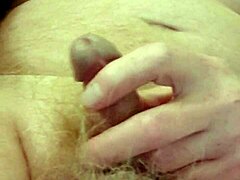 Црвенокоса длакави пенис се прсти у соло мастурбацији