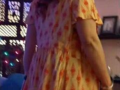 Hotwife Steffis předvádí domácí sólové vystoupení s oranžovou vagínou