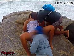 Amante in Cruz da Galera se umazajo na kamnih na plaži