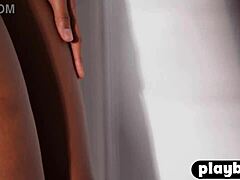 Zobacz, jak ta urocza ebenowa MILF w gorącej bieliźnie robi striptiz i pokazuje swój doskonały tyłek na Playboy3 com