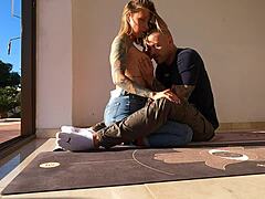 Аматьорска двойка се занимава с 69 пози и обратна каубойка на пода