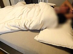 En japansk vuxen kvinna leker anal med en man i en hemmagjord video
