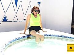 Μια ώριμη Λατίνα γίνεται άτακτη σε ένα πάρτι στην πισίνα