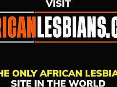 Lindas lésbicas de ébano exploram os corpos umas das outras em um vídeo caseiro