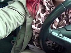 Amaterska rdečelasa debela MILF uživa v avtu
