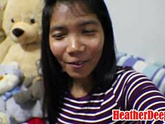 Heather, una ragazza tailandese, riceve una sborrata in bocca e la ingoia durante una settimana di missione incinta