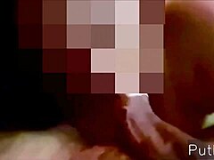 Uma MILF mexicana faz sexo oral com um estranho em um quarto de hotel