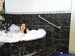 En sensuell och förförisk MILF visar upp sin våta rumpa i ett varmt bad