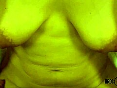 Погледајте зрелу жену како уздиже од задовољства док показује своје опуштене груди у овом аматерском видеу