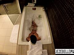 Η Jenzebelle κάνει τα μεγάλα της βυζιά να αναπηδούν ενώ κάνει μπάνιο