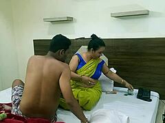 Un uomo d'affari indiano soddisfa i suoi desideri sporchi con una cameriera dell'albergo