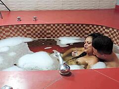 Milf og Latina-fest blir til sex i badekar