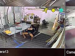 Secretara cu sânii mari a fost surprinsă masturbându-se pe webcam