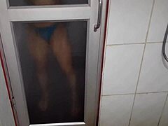 Młode kobiety pokazują swoje mokre stopy podczas podwójnej penetracji w saunie
