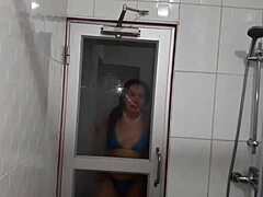 MILF sensual memamerkan kakinya yang basah saat dia melakukan penetrasi ganda di sauna