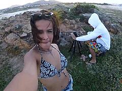 Vídeo excitante de uma jovem fazendo um boquete nas rochas à beira-mar