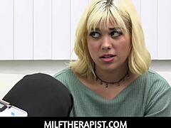 Três pornô com uma terapeuta MILF e seu paciente