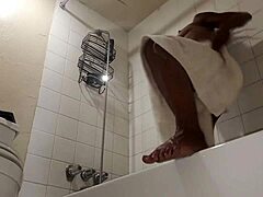 Ebony MILF tar en dusch innan hård sex med en stor kuk