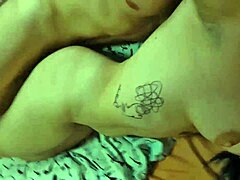 En tatuerad tonåring njuter av olika positioner och deepthroats