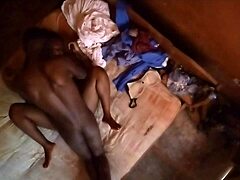 Uma jovem loira se masturba em um vídeo caseiro