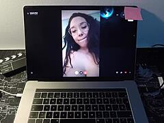Tener sexo y masturbarse con una milf española en webcam