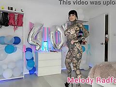 Video fatto in casa della pornostar australiana Melody Radford in una piccola gonna nera e un bikini