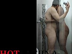 Una donna colombiana fa sesso a cavalletto con il suo figliastro sotto la doccia