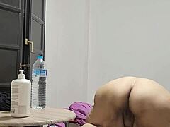 Coolmarina, uma beleza madura, exibe sua vagina peluda em um vídeo escaldante