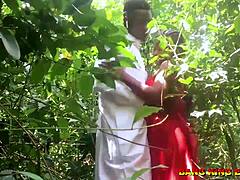 En ung afrikansk gudinna blir knullad av en stor svart kuk i busken