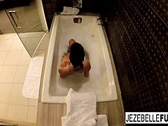 Masa mandi bersendirian Jezebelle Bonds berubah menjadi sesi melancap yang panas