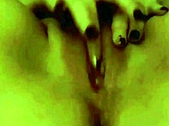Solo amatérská milf prsty její těsné mokré vagíny k silnému orgasmu v extrémním detailním pohledu