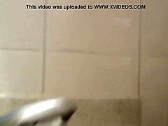 Szexi szabadtéri szopás mostohaanyával és fiával a fürdőszobában a Camsluttygirls-en