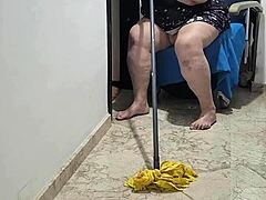 En voksen kvinne blir slem med en moppstikk etter å ha svelget varm urin