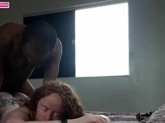 Una ragazza attraente riceve sesso anale e una sborrata con un grosso cazzo nero