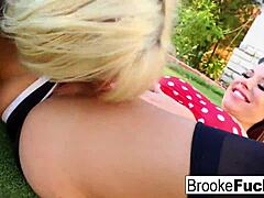 MILF Brooke Brand og blond Alice Orlie i et halloween-tema lesbisk møte