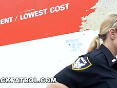 En MILF med stora bröst rider en svart polis i HD-video