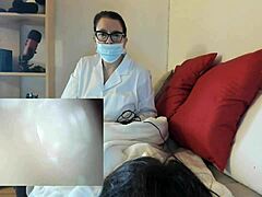 Doktor Nicoletta gir pasienten sin en vaginal undersøkelse og blowjob for å huske