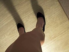 MILF חובבנית שרירית מציקה עם הרגליים הארוכות שלה ואת פטיש הרגליים