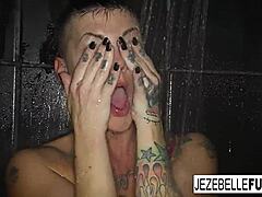 Los grandes pechos de Jezebelle Bonds rebotan mientras se moja en la ducha
