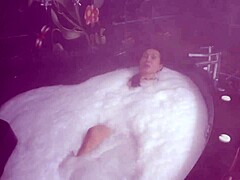 Eine sinnliche MILF genießt ein dampfendes Bad in der Sauna
