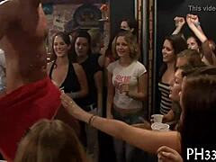 Mujeres atractivas follan y hacen mamadas en un video de sexo grupal