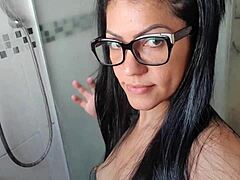 Βίντεο POV μιας σέξι Λατίνας που χαλαρώνει και ευχαριστεί το μουνί της