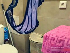 Amatérska domáca pani sa masturbuje v kúpeľni a je chytená