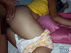 Eine hispanische Milf wird in Hijastra-Pornos mit ihrer Stieftochter kinky