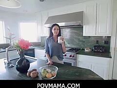Η μητριά με τα μεγάλα βυζιά κάνει πίπα στον γιο της σε ένα ταμπού οικογενειακό βίντεο