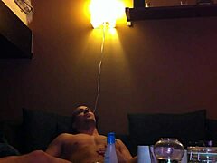 Amateur stel verkent hun cuckold fetisj in HD-video