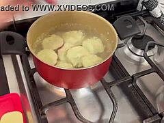 Seksowna Kojota Cozy Cook uczy Cię, jak zrobić słodkie danie z ziemniakami z twistem
